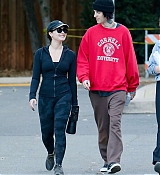 Out_for_a_hike_with_her_boyfriend_through_Fryman_Canyon_Park_in_Studio_City_-_November_272C_202205.jpg