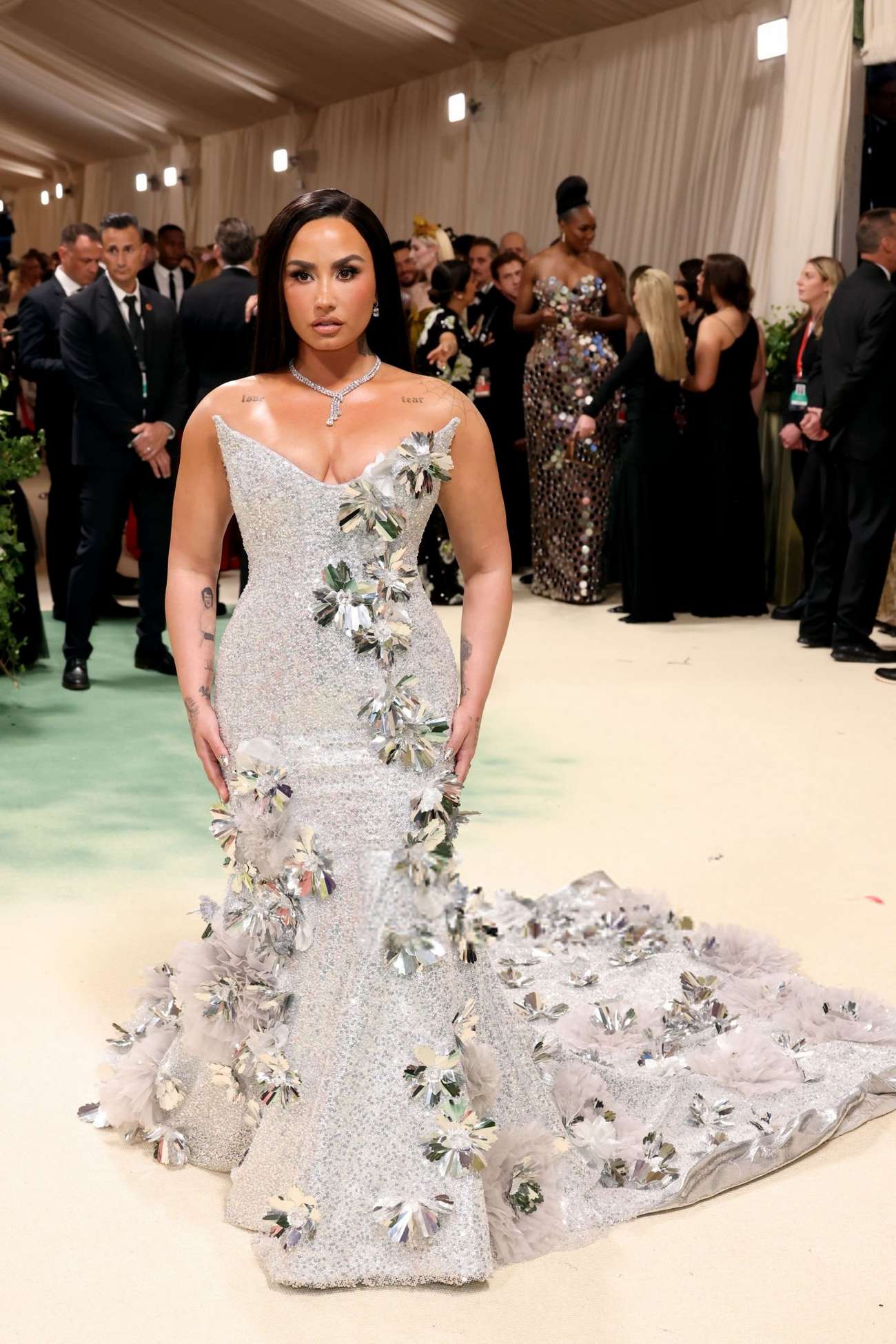 Demi_Lovato_-2024_Met_Gala_on_in_New_York_May_62C_2024_09.jpg