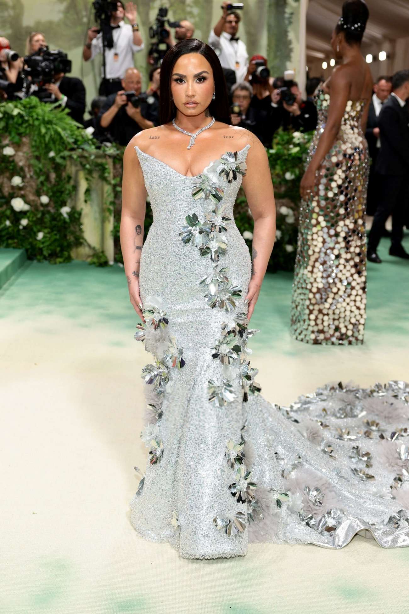 Demi_Lovato_-2024_Met_Gala_on_in_New_York_May_62C_2024_16.jpg