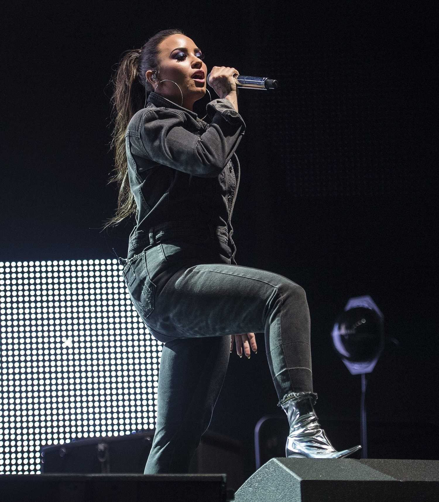 Free_Radio_Live_in_Birmingham_-_November_11-08.jpg