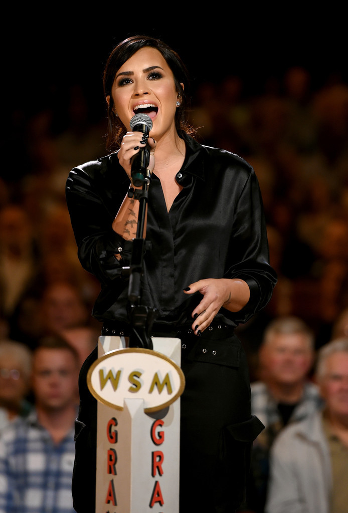 Hand_in_Hand_A_Benefit_for_Hurricane_in_Nashville2C_Tennessee_-_September_12-05.jpg