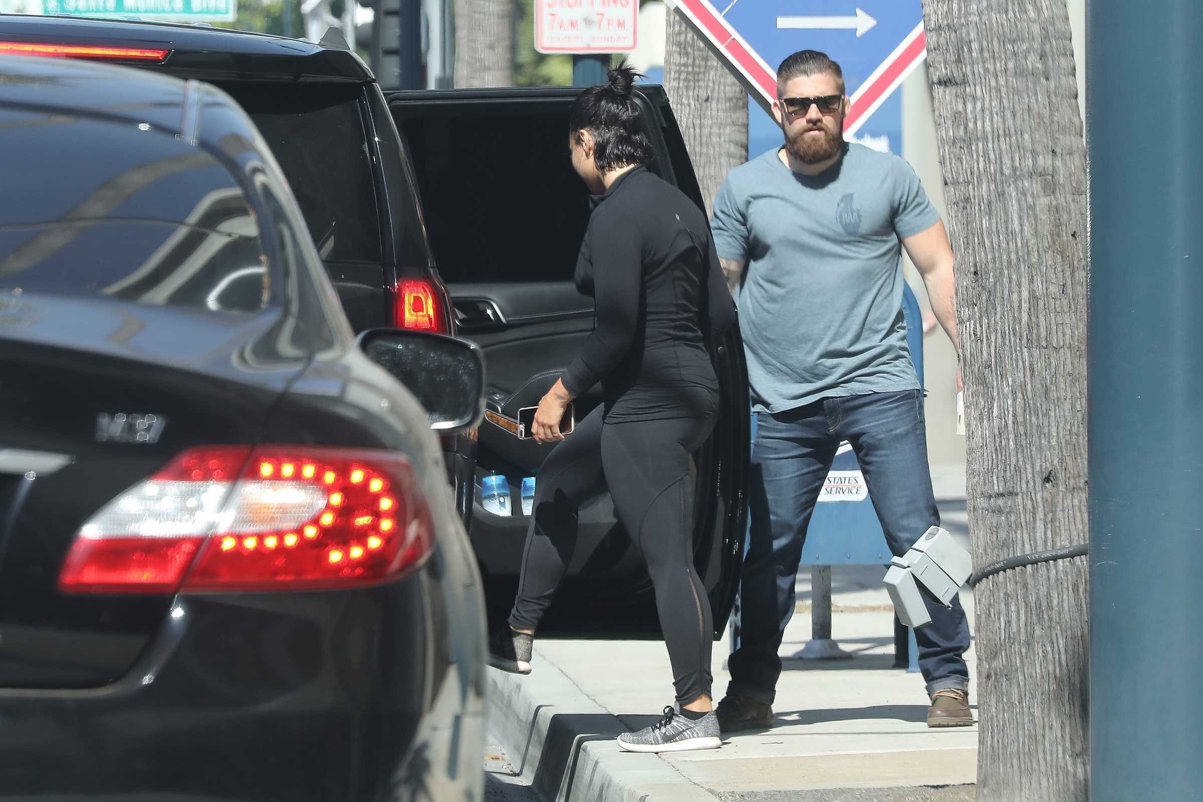 Leaving_Gym_in_LA_-_April_5th-06.jpg