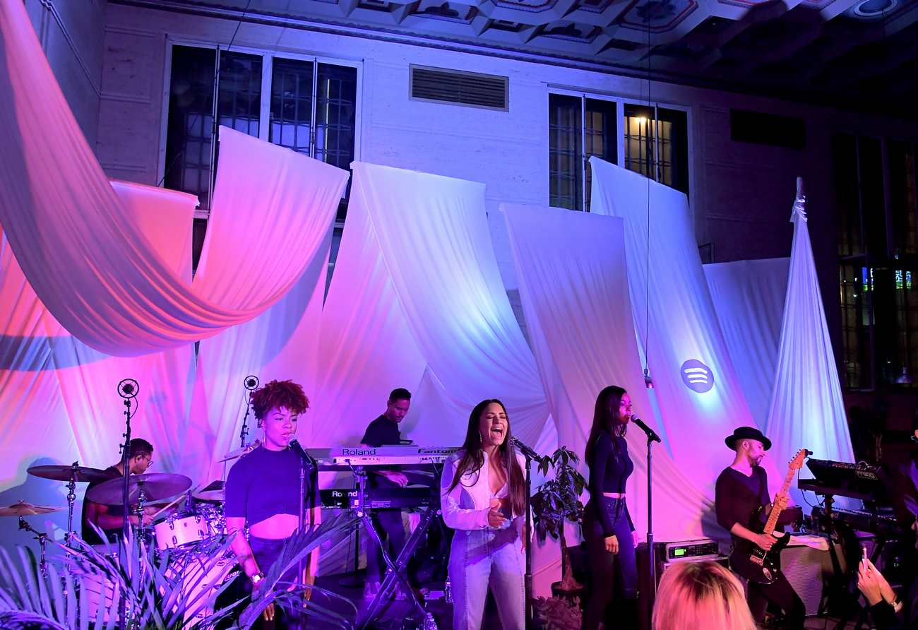 Private_performance_for_Spotify_Superfans_in_Los_Angeles_-_September_15-09.jpg Private_performance_for_Spotify_Superfans_in_Los_Angeles_-_September_15-09.jpg