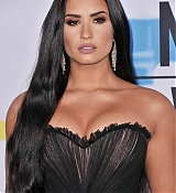 Demi_Lovato_-_2017_American_Music_Awards_-_November_19-03~0.jpg