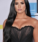 Demi_Lovato_-_2017_American_Music_Awards_-_November_19-05~0.jpg