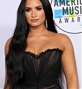 Demi_Lovato_-_2017_American_Music_Awards_-_November_19-06.jpg