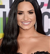 Demi_Lovato_-_2017_American_Music_Awards_-_November_19-26.jpg