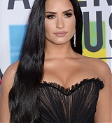 Demi_Lovato_-_2017_American_Music_Awards_-_November_19-28.jpg