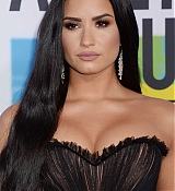 Demi_Lovato_-_2017_American_Music_Awards_-_November_19-30.jpg