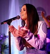 Private_performance_for_Spotify_Superfans_in_Los_Angeles_-_September_15-04.jpg